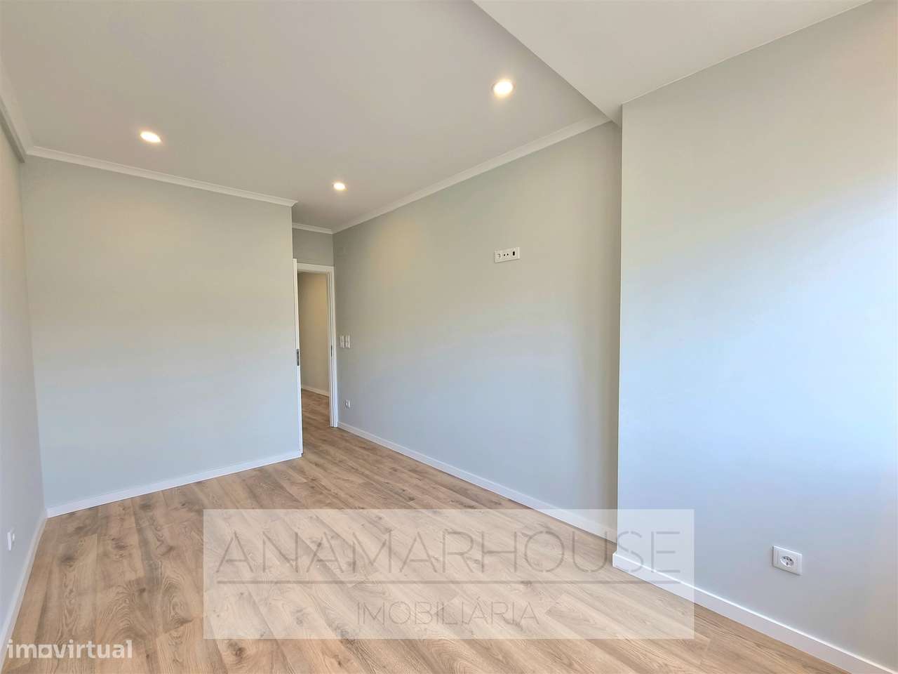 Apartamento T2 com Varanda | Totalmente Remodelado | Amadora-5