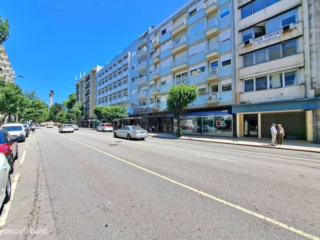 Loja junto à rotunda da Boavista