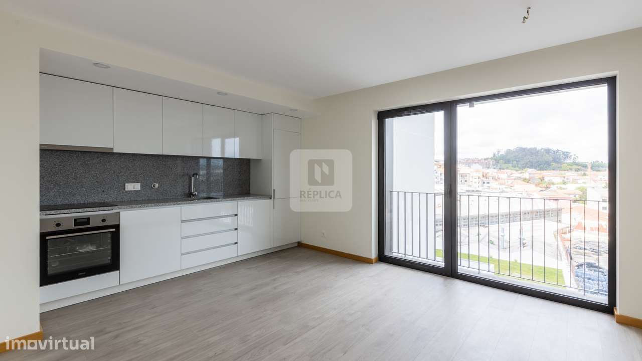 Apartamento T1 no Bonfim com Garagem e Arrecadação - Grande imagem: 1/18