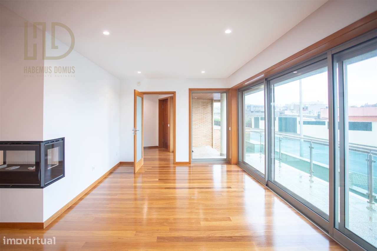 Moradia T3+1 de Luxo com 405m2 a 200 Metros da Praia em Canidelo.-5