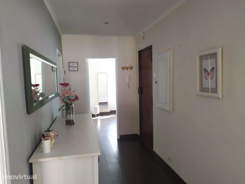 T2 remodelado e semiequipado na Amadora - Grande imagem: 4/20