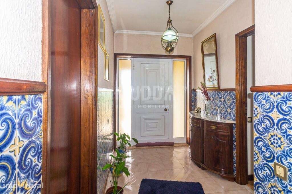 Moradia BI-FAMILIAR com amplas varandas-20