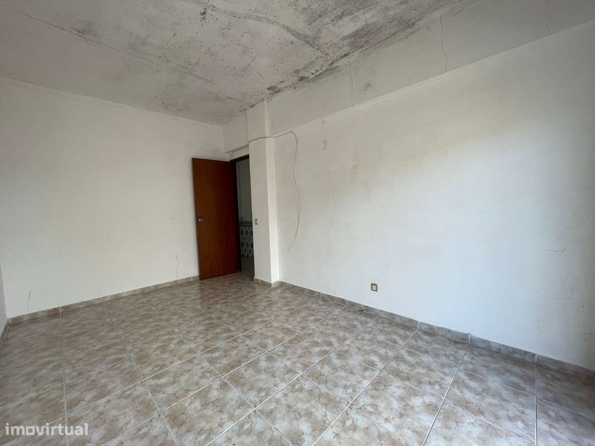 Apartamento T3, com Varanda, no Centro do Pinhal Novo-13