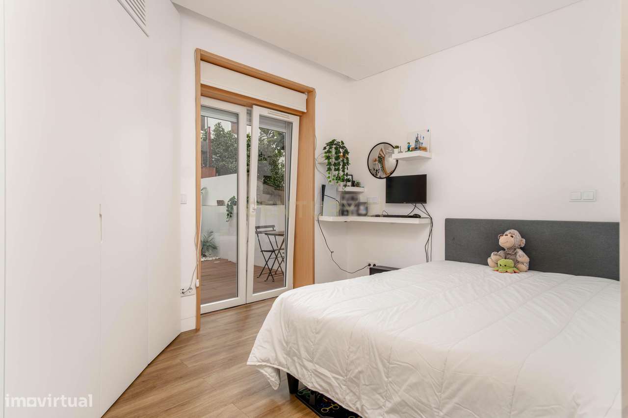 Apartamento Renovado com Terraço na Pontinha-7