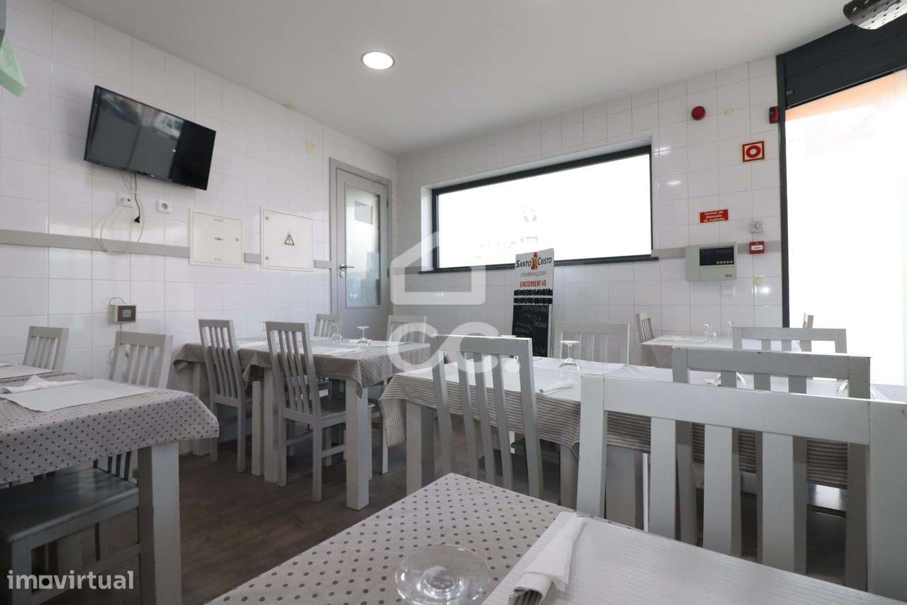 Prédio comercial com restaurante e churrasqueira em atividade, em Vila - Grande imagem: 5/19