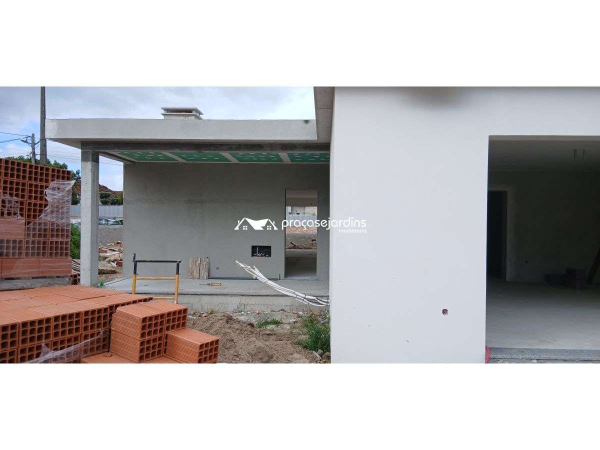 Moradia Isolada Nova e Sofisticada em Ortigosa, Leiria-4