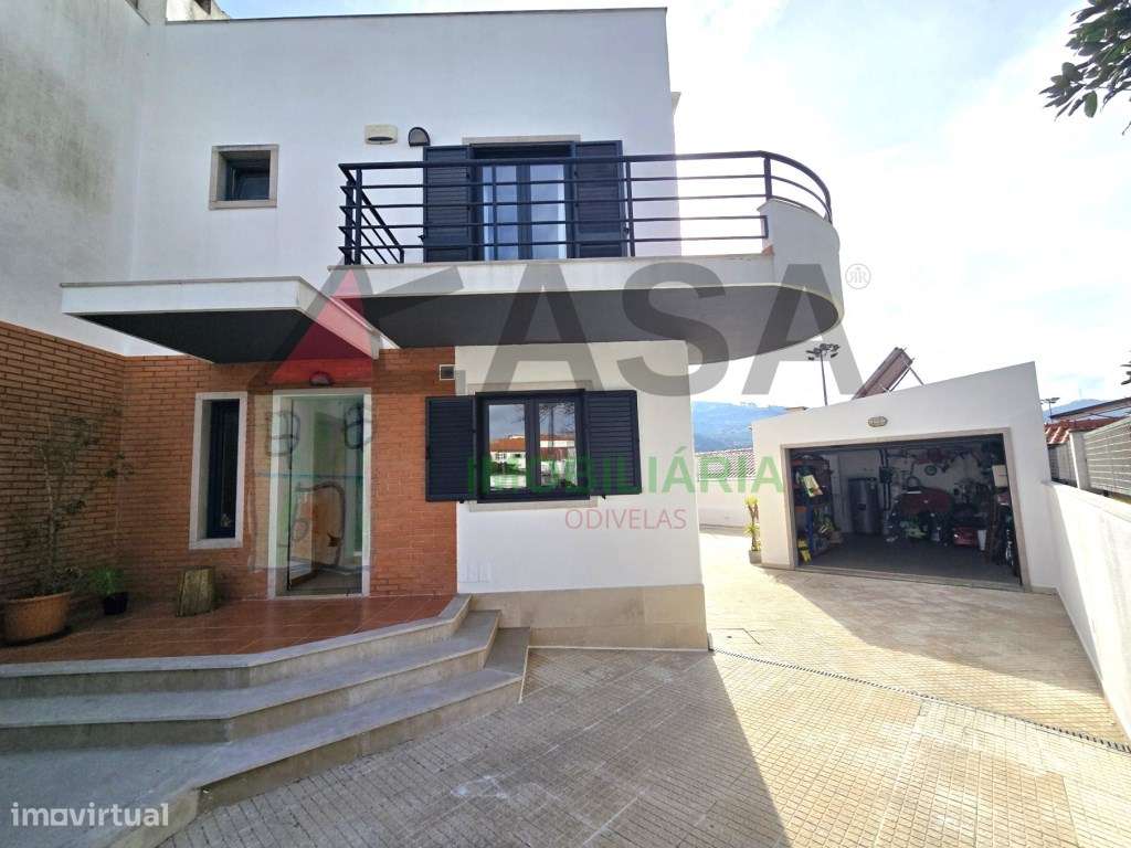 Moradia T4 com Terraço e Vista Desafogada em Loures-58