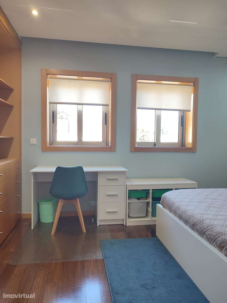 Moradia T4(2 suites) + escritório, cond.fechado à Estrada Nacional N.1-30