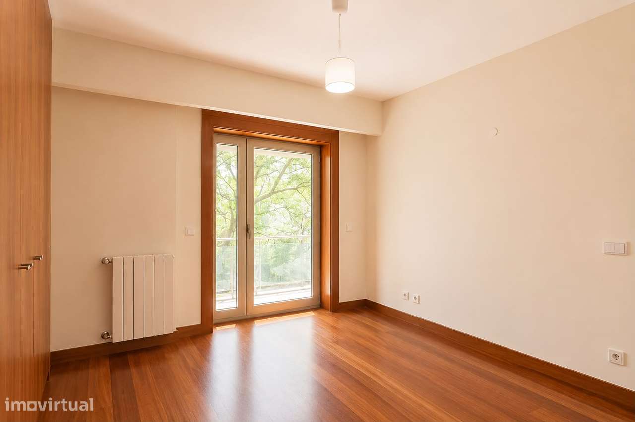 Apartamento T5 com 4 casas de banho e garagem-5