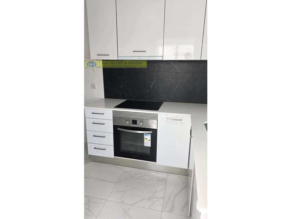 T2 Amadora REMODELADO, 2 frentes, 1 Marquise, 1 Varanda-0