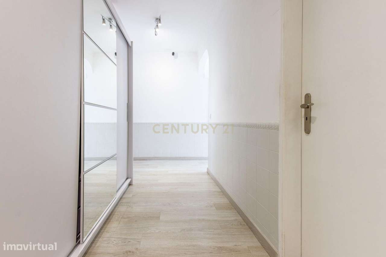 Excelente Apartamento de 4 Assoalhadas com Terraço e Sótão Independent-25