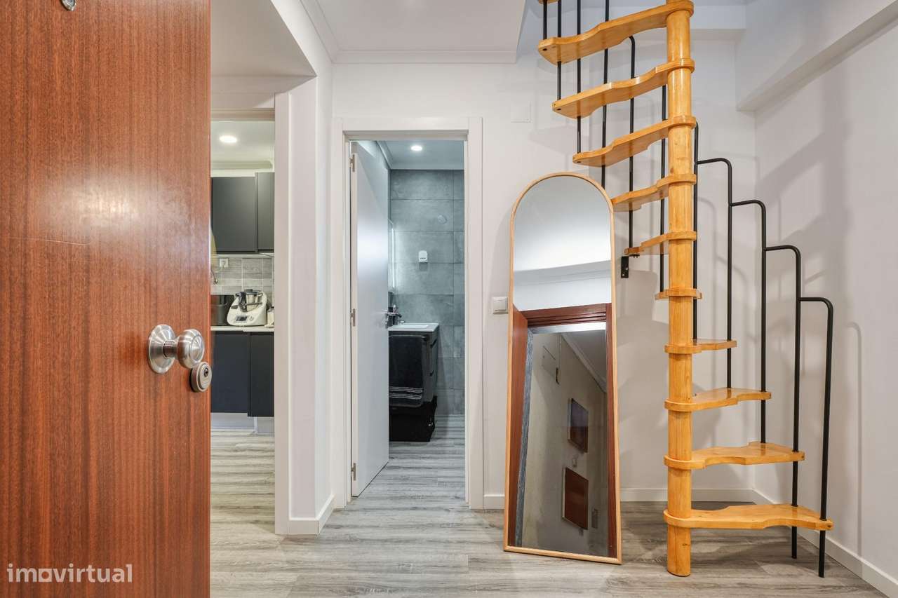 Apartamento T2+1 Totalmente Remodelado no Casal do Marco, Seixal-1