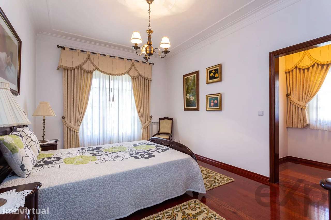 Moradia de Prestígio com Piscina-26