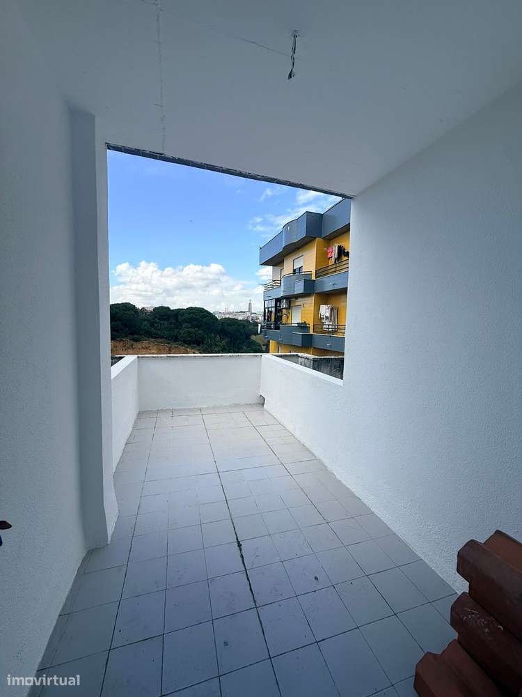Apartamento T3 com 2 casas de banho em Almada-20