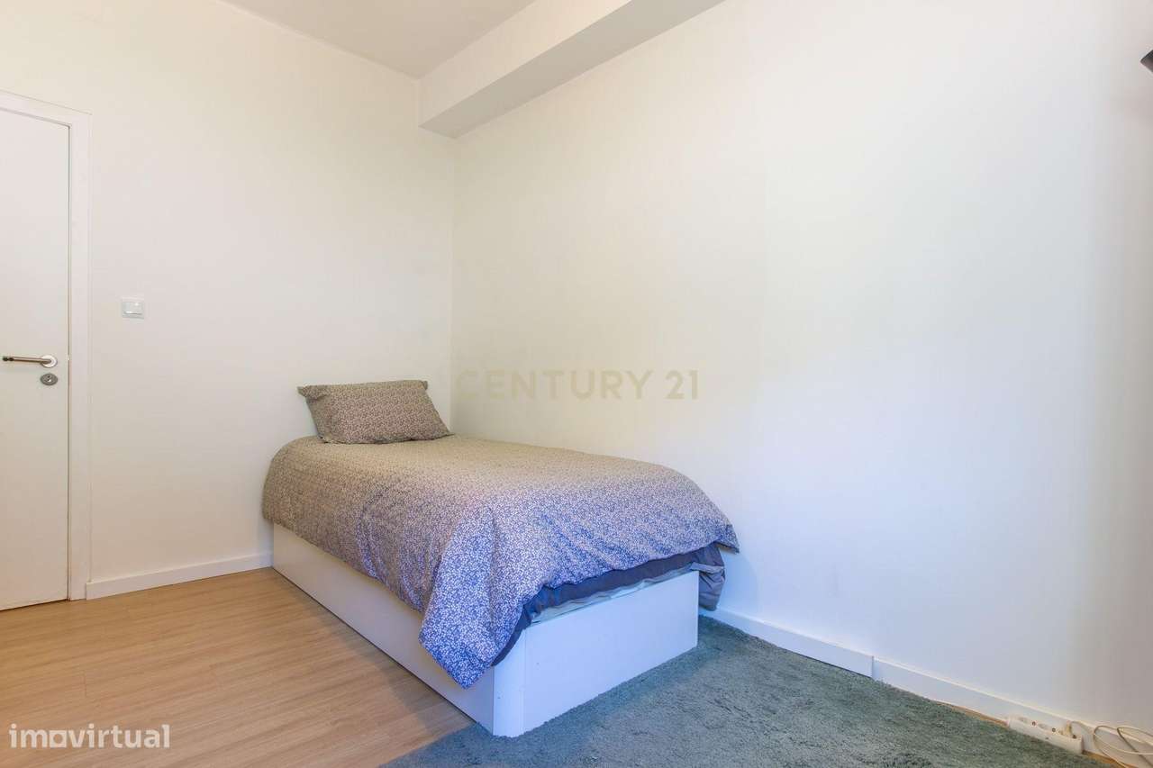 Apartamento renovado com logradouro de aproximadamente 30m2.-10