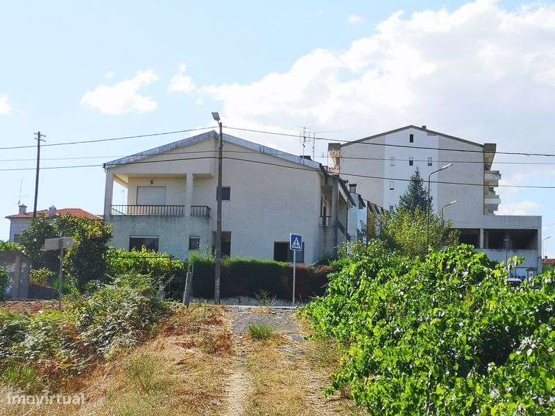 Moradia V3 +1 / Cave / Terraço - Grande imagem: 4/4