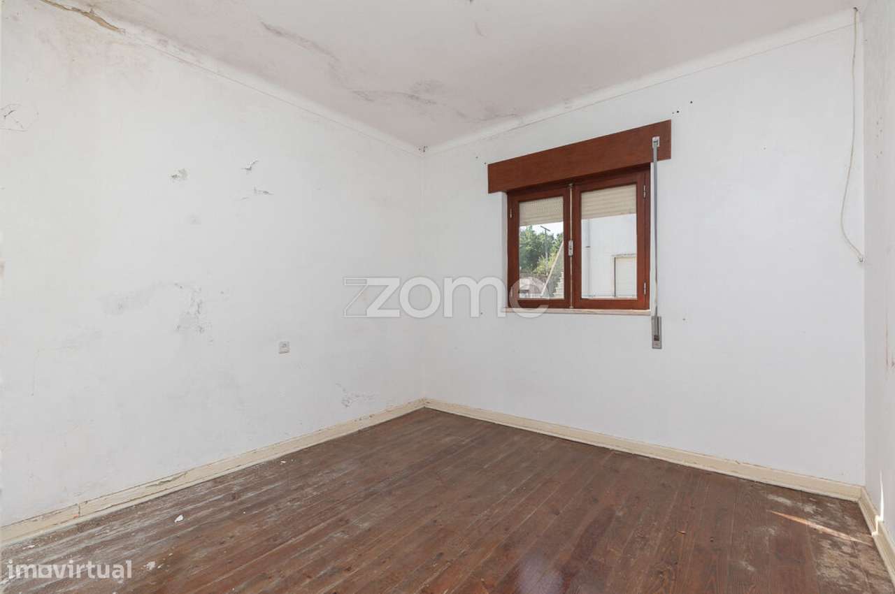 Moradia T3 para remodelar em S.Martinho do Bispo-9