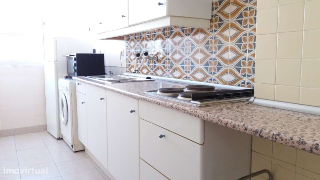 T1 mobilado e cozinha equipada. Varanda na sala e quarto. Elevador - Grande imagem: 4/11