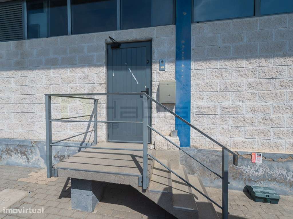 Armazém de dois pisos, escritórios no primeiro andar e armazém no p... - Grande imagem: 5/57