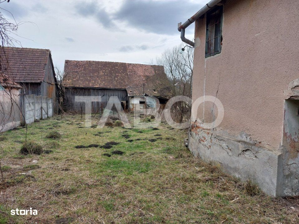 Casa veche teren 989 mp 2 fronturi toate utilitatile la poarta Marpod