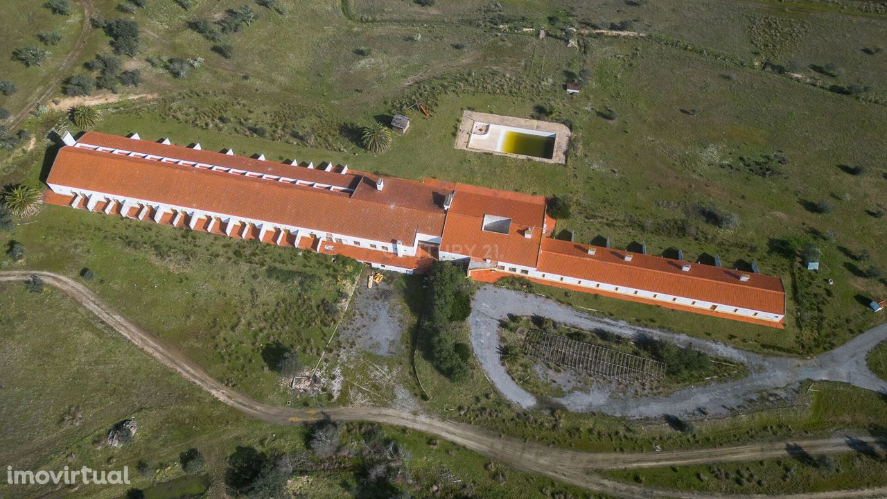 Herdade da Lameira com 50 Hectares, com Hotel, 2 Edifícios de Apoio, P