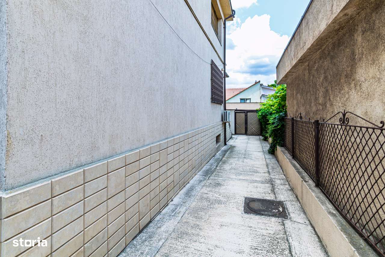 Vilă tip bloc 12 camere, 2 garaje 2 boxe zona Tomis 1 Flămânda - Imagine principală: 3/18