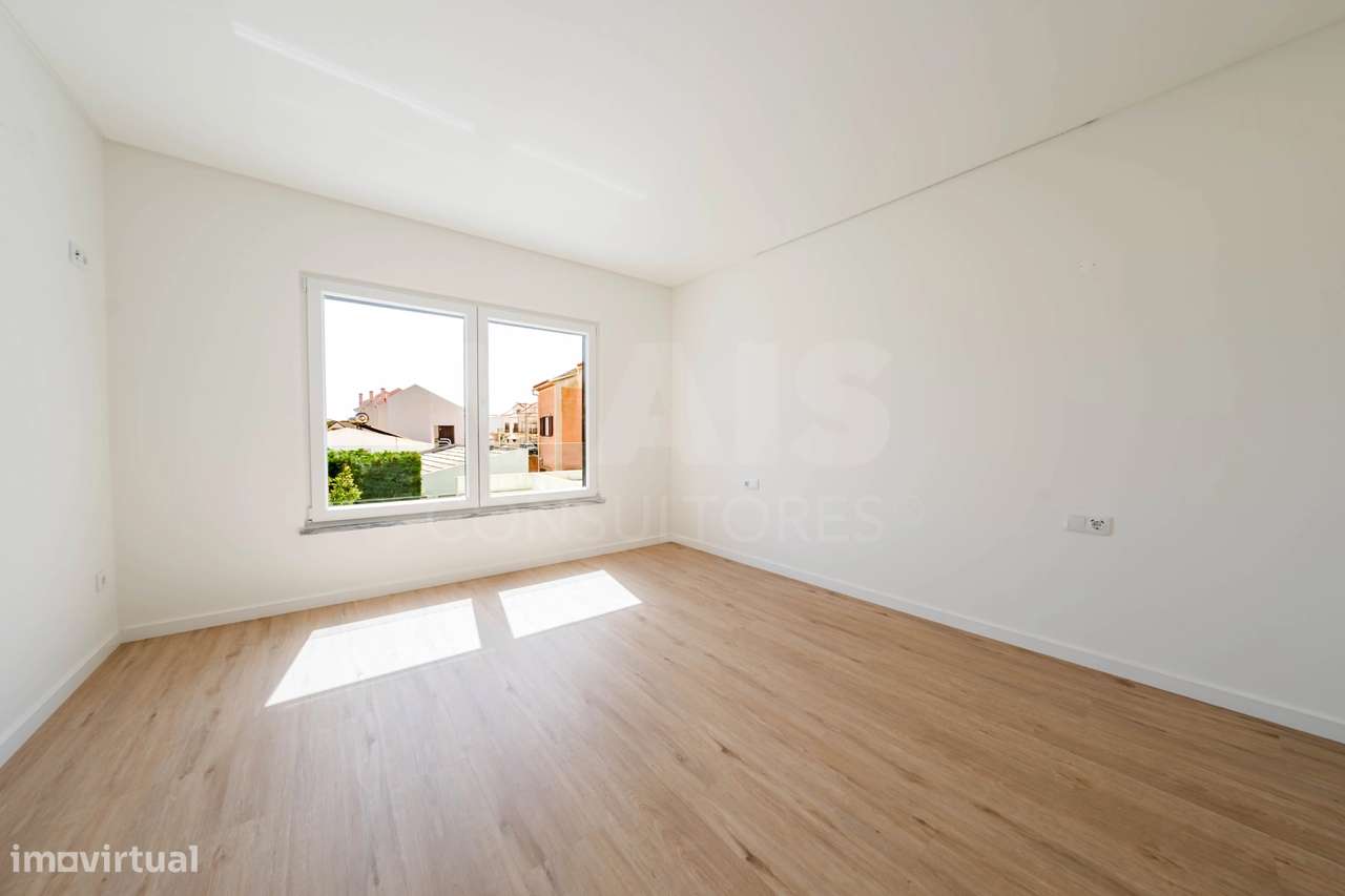 Moradia T3+2 Moderna com Vista Mar e Terraço Panorâmico-36