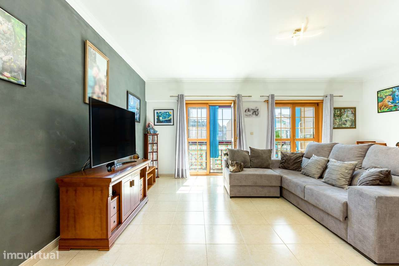 T3 com 139m² | 2 Varandas | 2 Frentes | Lugar Parqueamento | Vialonga - Grande imagem: 2/23