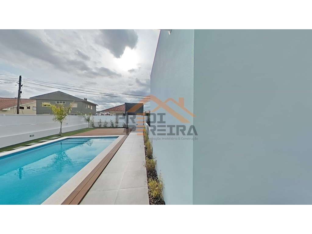 Moradia T4 em condomínio privado com piscina, no Fanqueiro em Loures-9