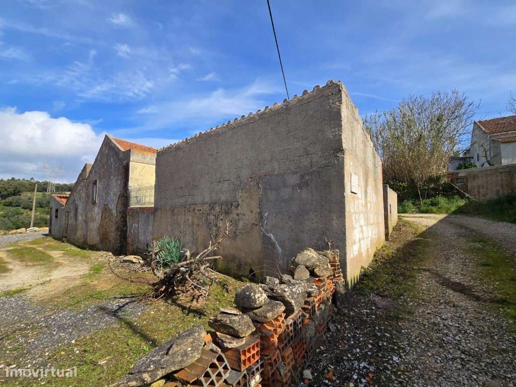 Moradia T3 com terraço, terreno e arrecadação para remodelar, Folgo...-18