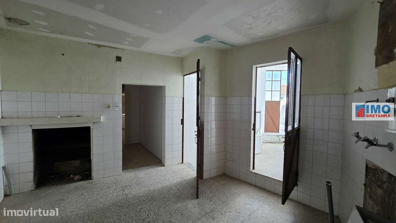 Moradia V2 p/ Renovar - Escalos de Cima-6