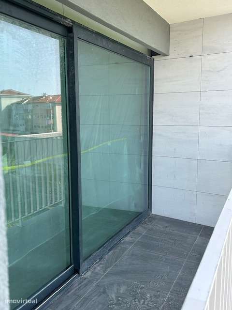 Vende-se T2 novo com varanda, à Boavista - Grande imagem: 3/18