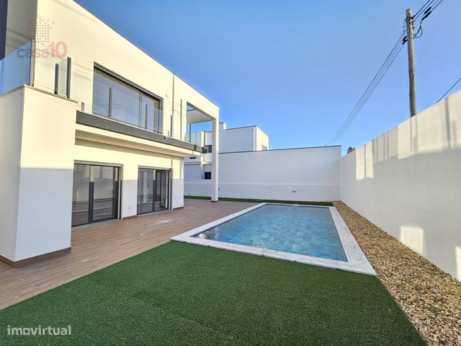 Moradia com piscina, a estrear, para venda em Azeitão-18