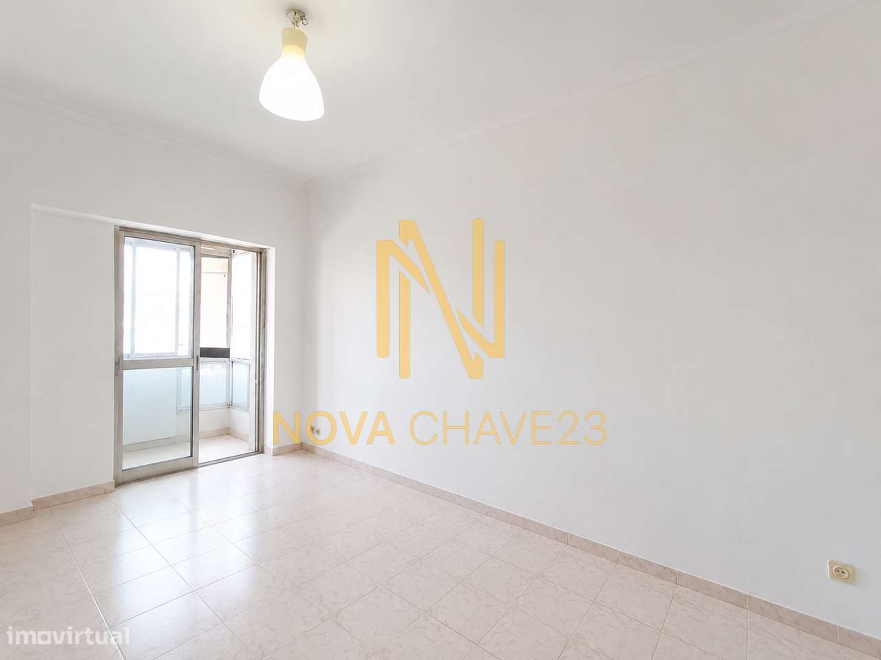 Apartamento T2 na Av. Bons Amigos | 9.º Andar | Varandas Fechadas-5