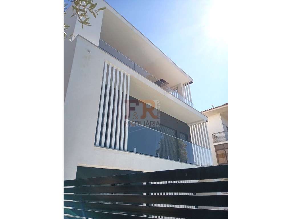 Moradia Pronta T4 com Garagem ,Ginásio e Piscina Sobreda-6