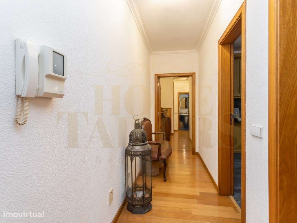 T2 com estacionamento e arrecadação, prédio de prestigio na Baixa d... - Grande imagem: 5/17