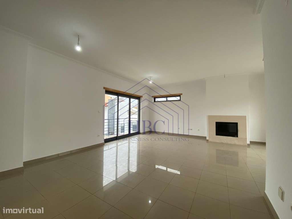 Moradia T5 Moderna e Remodelada no Feijó - Espaço, Conforto e Exclu...-10