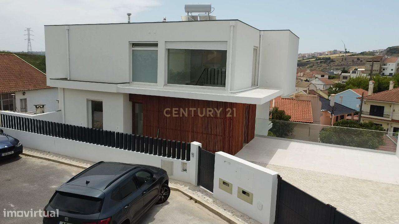 Moradia T4 de Arquitetura Moderna e Sustentável em Famões - Casal do R-48