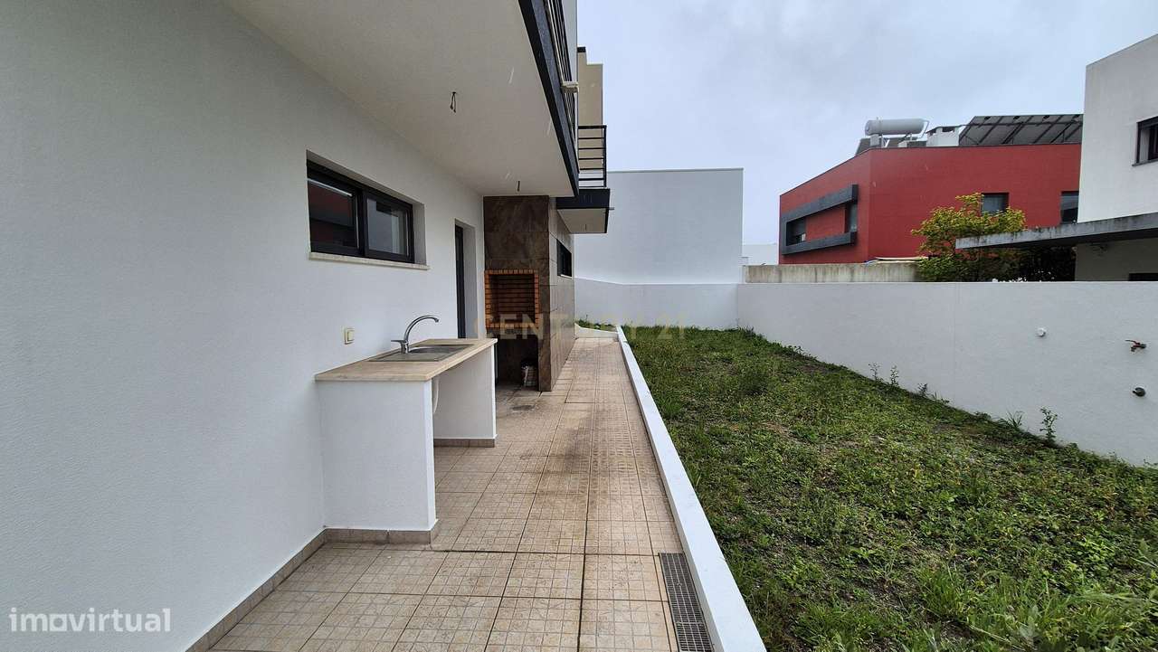 Moradia Isolada T5 de Arquitetura Moderna com Garagem – Quinta da Alem-15
