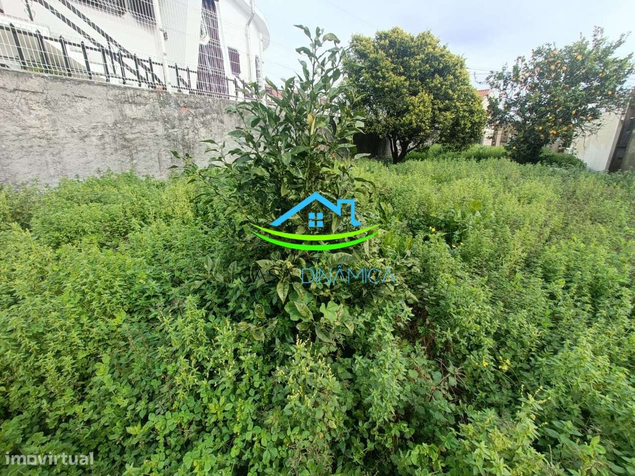 Vende-se terreno com 450 m2 - Grande imagem: 3/26