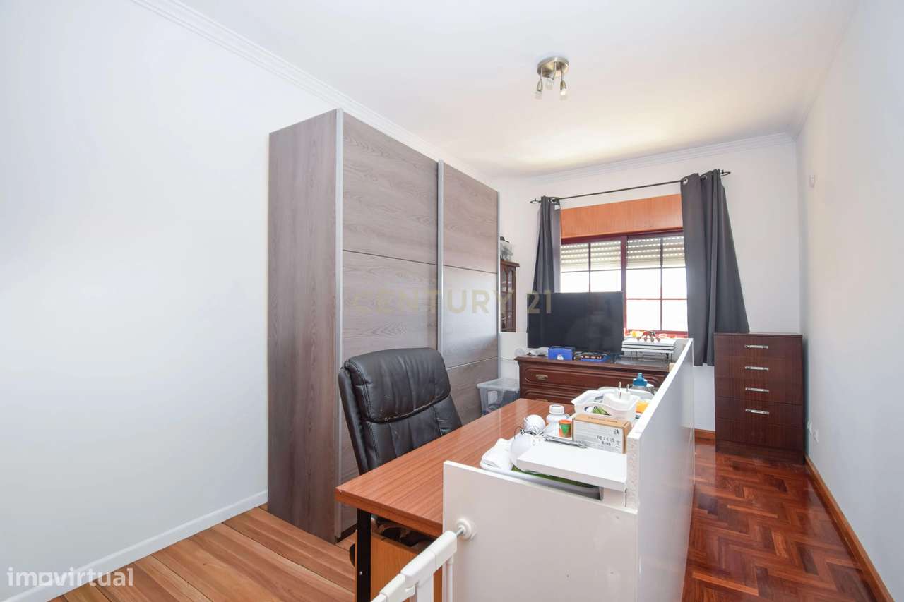Apartamento T3, com 107 m² de área útil, estúdio musical com 40 m² e g-15