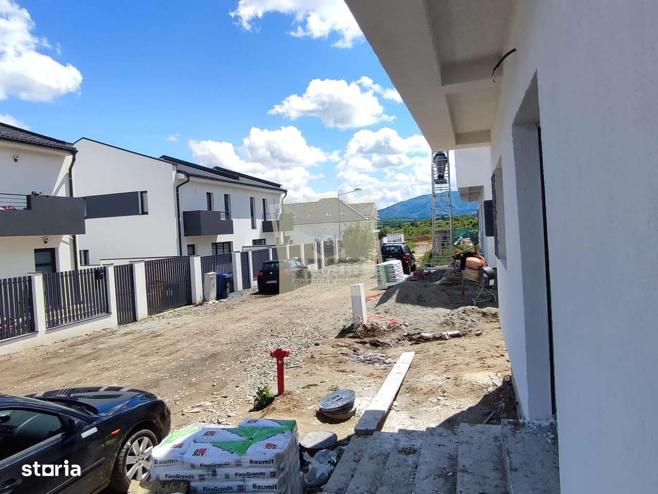 Casa intabulata cu 4 camere 2 bai si curte pe Calea Cisnadiei - Imagine principală: 2/13