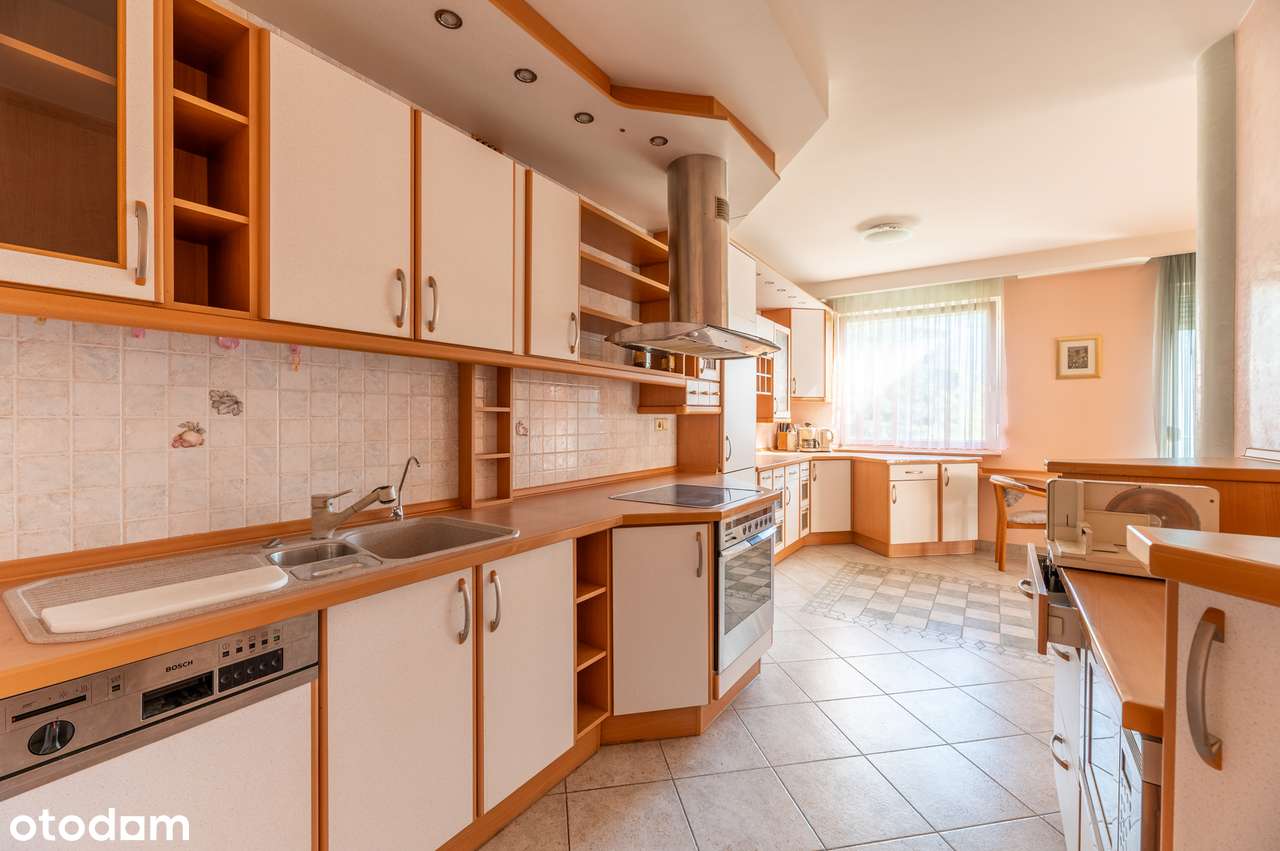 Mieszkanie dla osób szukających przestrzeni z 3 balkonami i parkingiem-1