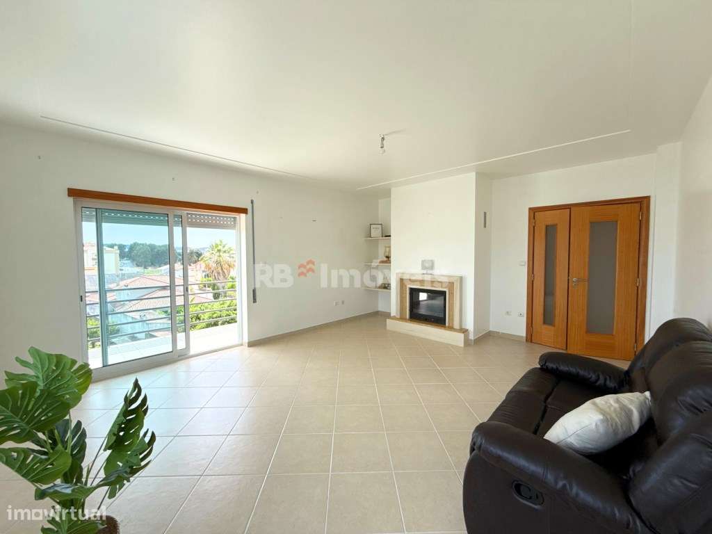 Apartamento T2 com sótão e garagem - Entroncamento - Grande imagem: 2/44