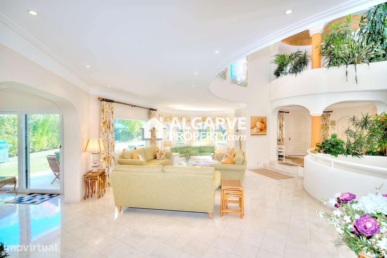 Charmosa moradia V6 numa rua sem saída frente ao golfe e perto da Mari - Grande imagem: 2/49