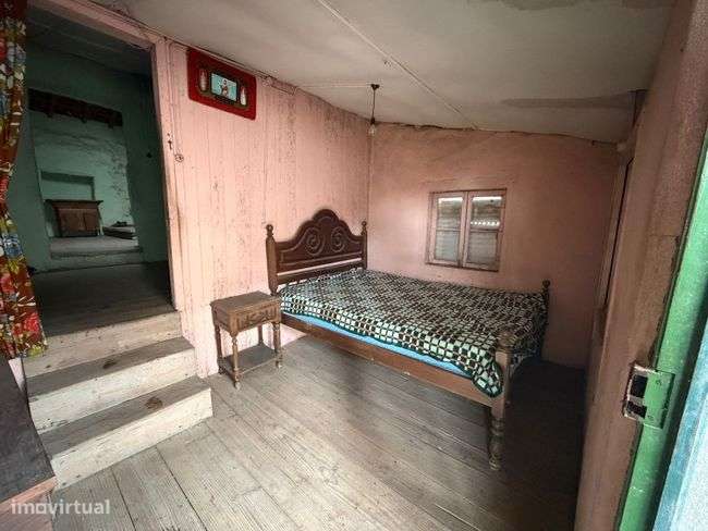 Moradia T2 para restauro sito em Verim / Povoa de Lanhoso - Grande imagem: 5/10