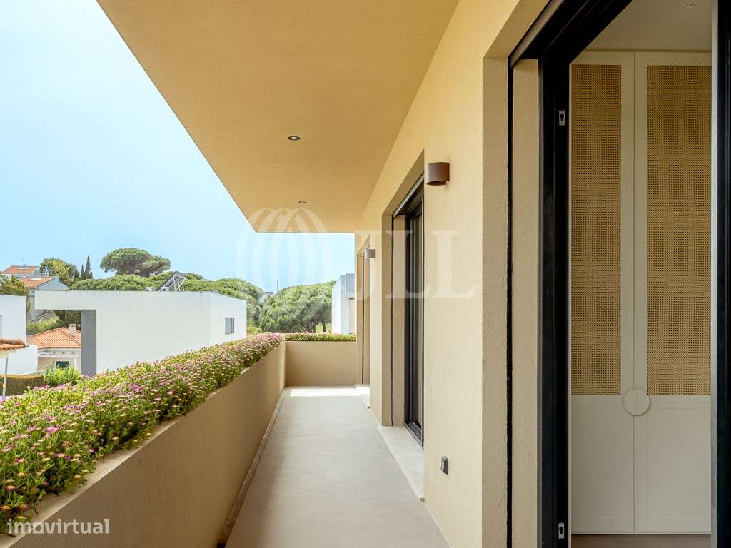 Moradia T3+1 com jardim, piscina e garagem, no Estoril-25