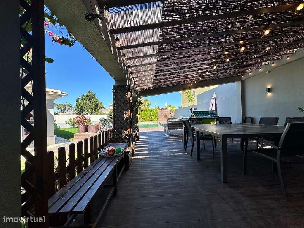 Moradia com Piscina a Venda em Azeitão com lote de 800 m2 - Grande imagem: 4/49