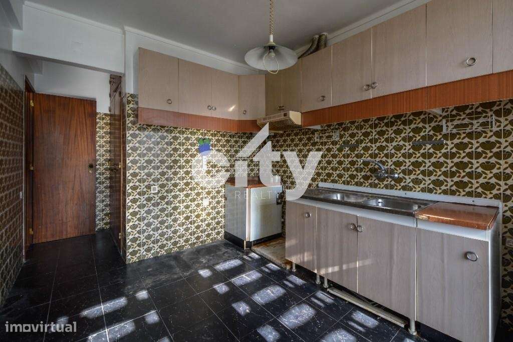 Apartamento T3 para remodelar situado na prestigiada Urbanização da Po-14