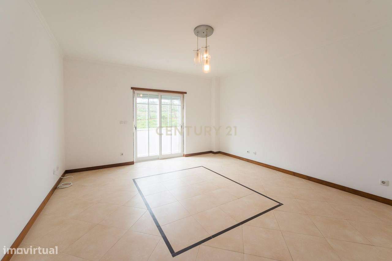 Excelente apartamento T2 com parqueamento em Rio de Mouro-12